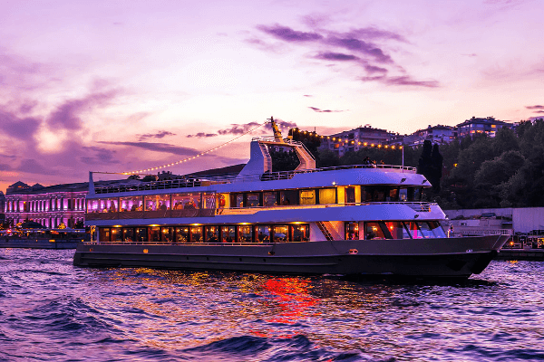 Istanbul: Bosphorus Dinner Cruise Incl. Drinks with Transfer